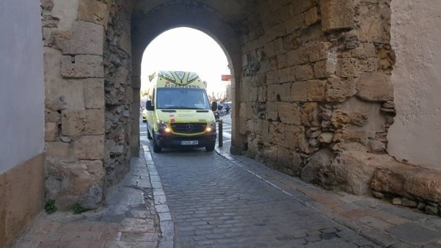 Los nuevos vehículos son más estrechos y pasan sin dificultad por el arco de la Muralla. Foto: Pedro Sánchez