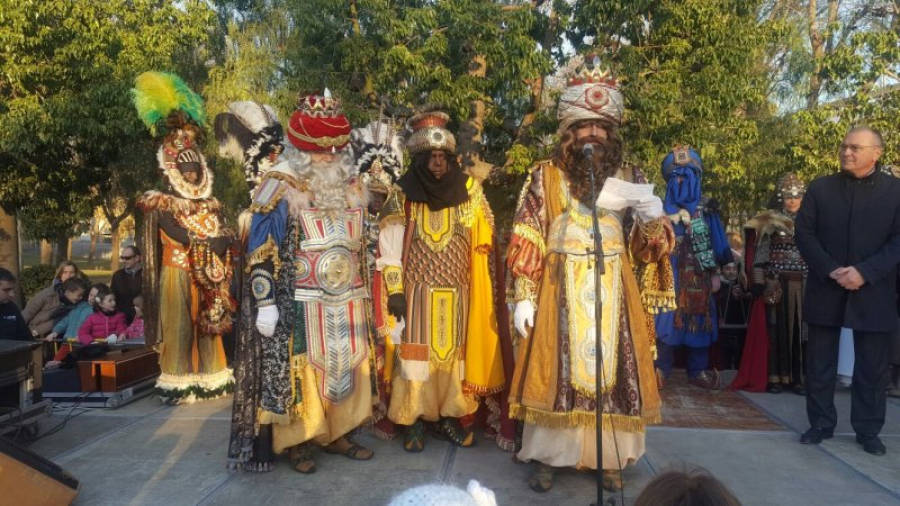 Els Reis Mags, a la seva arribada al Parc de Sant Jordi. Foto: Alba Mariné