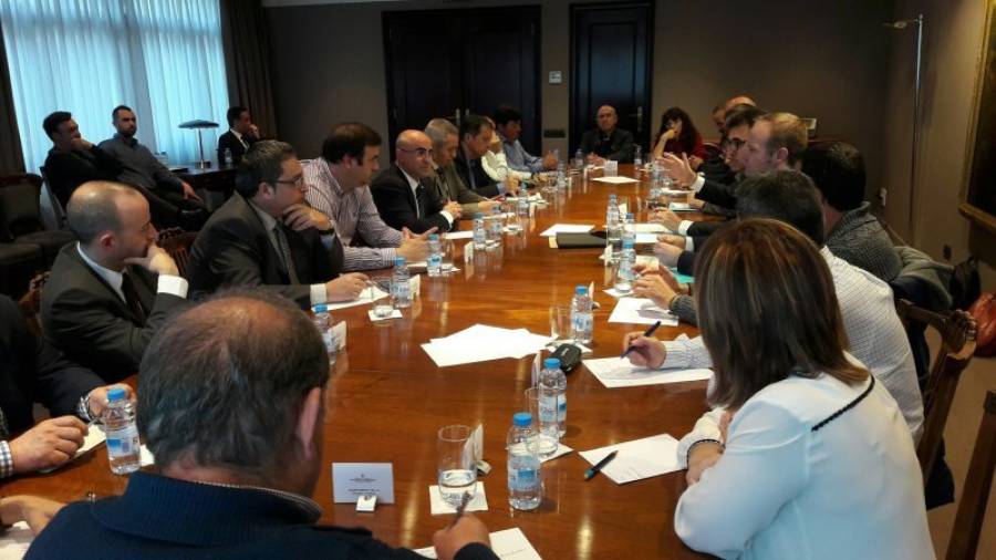 Imatge de la reunió celebrada ahir entre els alcaldes dels municipis afectats i la Generalitat. Foto: ECONOMIA