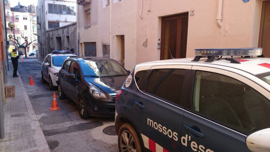 Pla general del desplegament policial al carrer Priorat de Valls. Foto: ACN
