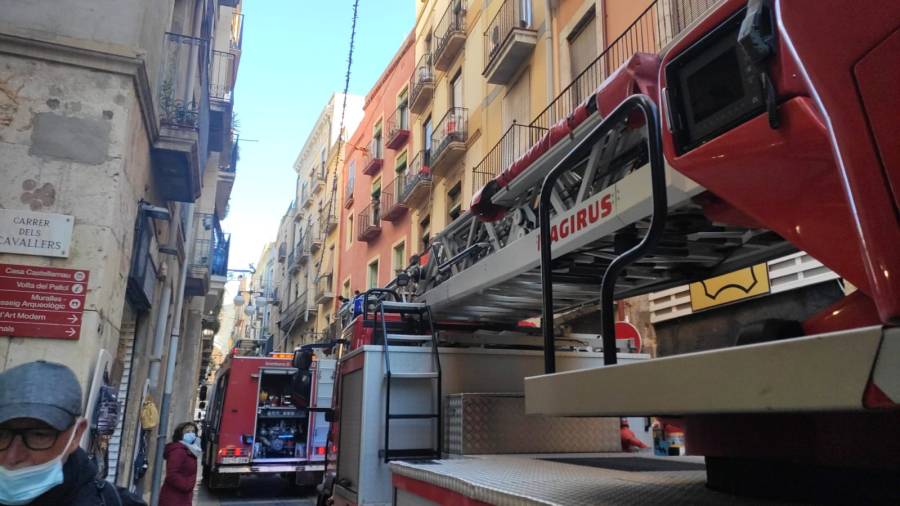 Los vehículos de bomberos en el lugar de los hechos. Foto: Núria Riu