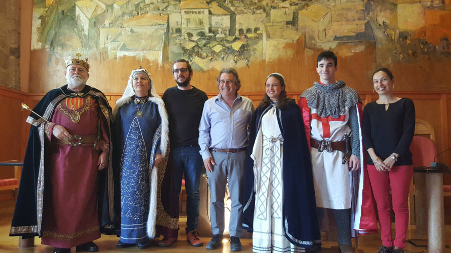 L´alcalde, Josep Andreu; el president de l´Associació Medieval, Joan López, i la regidora de Turisme, Ariadna Ferrer, amb Sant Jordi i la família reial.