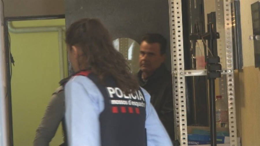 Captura d'un frame de vídeo amb un pla obert de l'acusat, custodiat pels Mossos, a punt d'entrar al vehicle policial, el 16 de març del 2016.