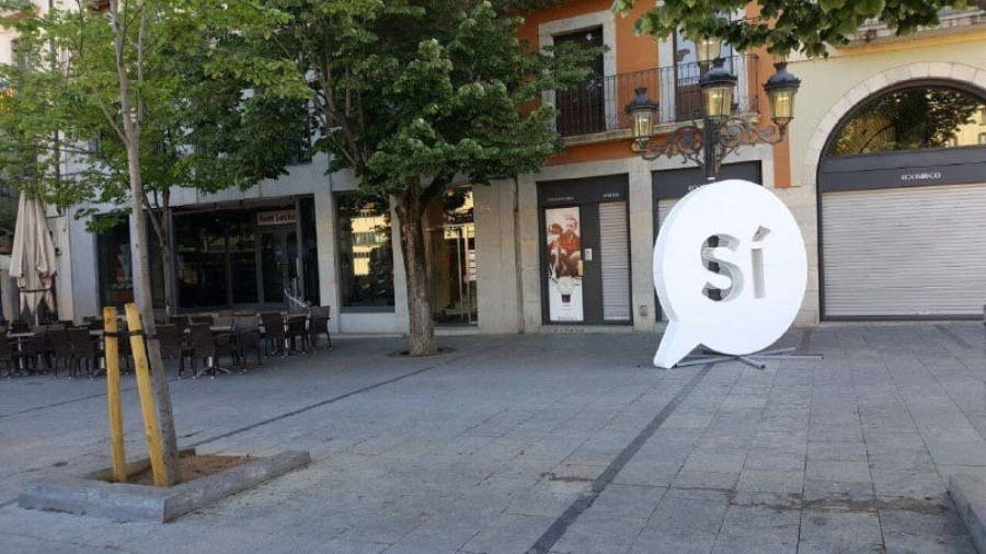 El 'Sí' gegant de Girona. Foto: Twitter del president de la Generalitat, Carles Puigdemon, @KRLS