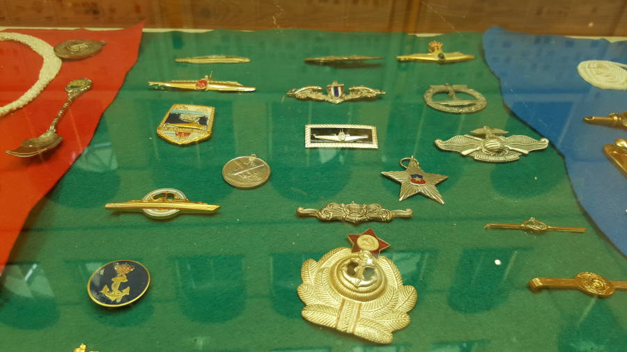 Diverses medalles i insignes de col·leccions privades.