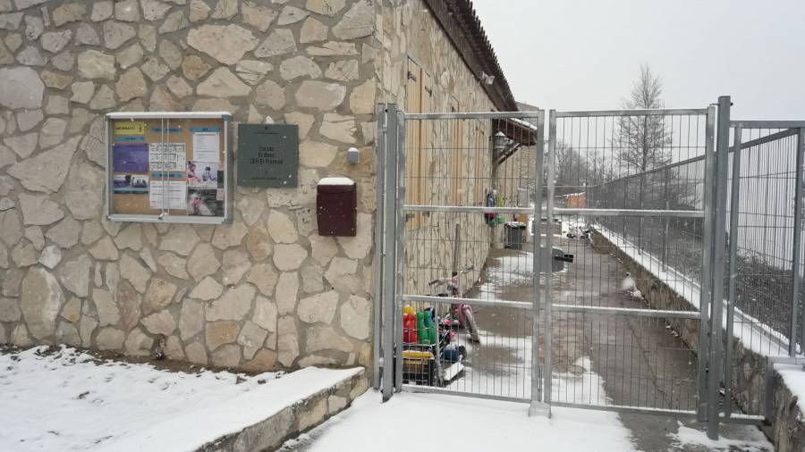 Imagen de la puerta de la escuela de Mont-ral. FOTO: X.P.