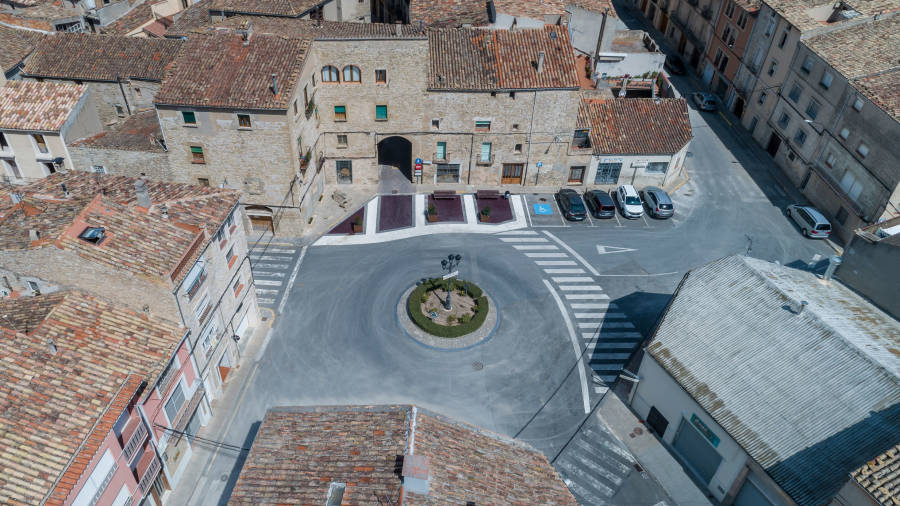 La plaça del Portal de Santa Coloma de Queralt llueix una nova senyalització pensada en la seguretat dels vianants que transiten habitualment per aquesta rotonda del poble. FOTO: STARTAP/AJ SANTA COLOMA