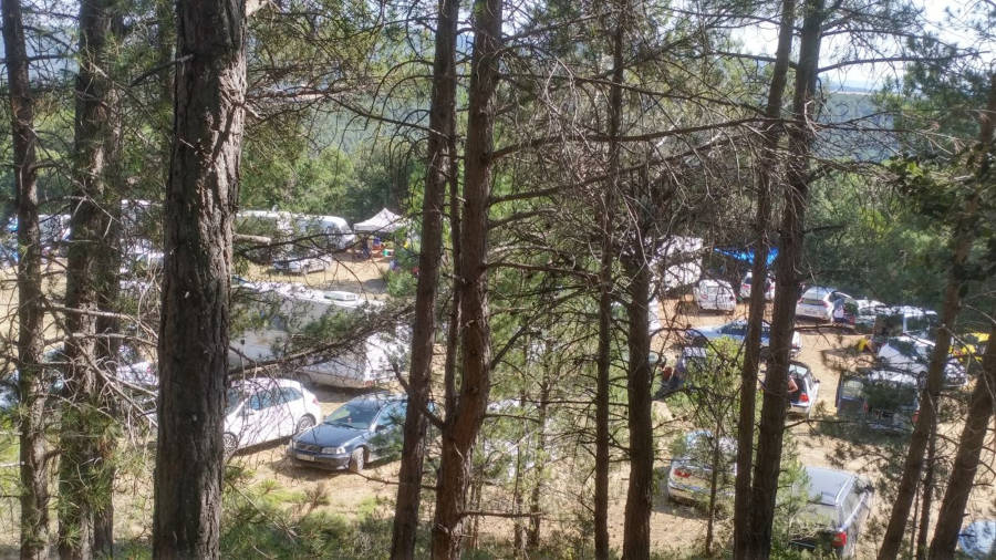 Centenars de cotxes en un camp de Querol, a l'Alt Camp, en una festa 'rave' il·legal. Foto: ACN 