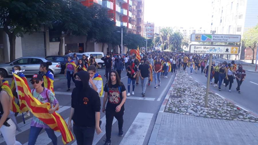 El grupo de estudiantes, en la Avenida Catalunya direcci&oacute;n a la A-7 para cortarla. Foto: I.Delaurens