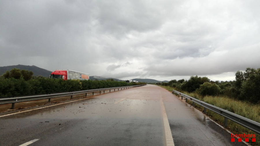 Imagen de la AP-7 totalmente inundada entre Freginals y Ulldecona. Bombers