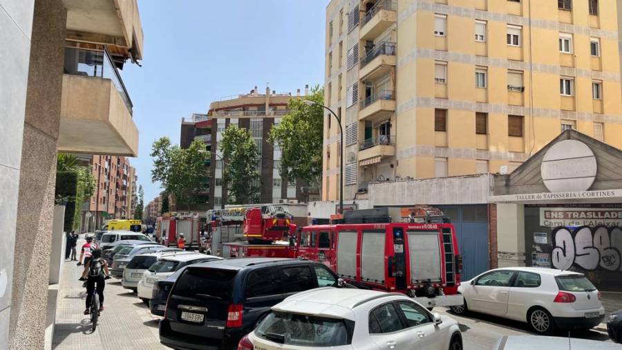 Diferentes dotaciones de bomberos este mediodía en la calle Campoamor de Reus. FOTO: ALBA MARINÉ