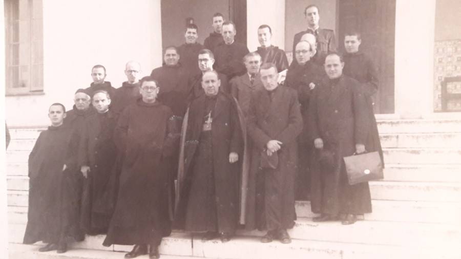 El doctor&nbsp;Dachs en 1950 con religiosos del sanatorio y el párroco Tobella.