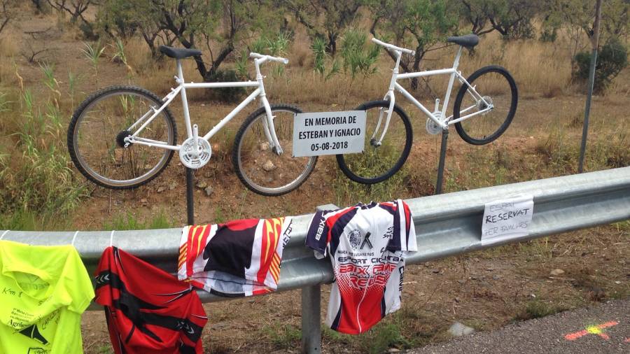Imagen del homenaje a los ciclistas fallecidos. Marc C&agrave;mara