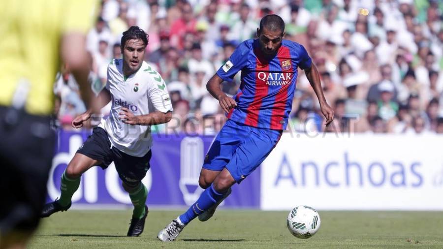 Fali, dejando un rival atr&aacute;s en la victoria en El Sardinero. Foto: FC Barcelona.