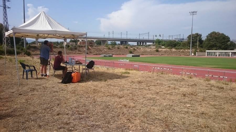 Técnicos de la Federació Catalana midiendo la pista con aparatos de telemetría. FOTO: CLUB ATLETISME CAMBRILS