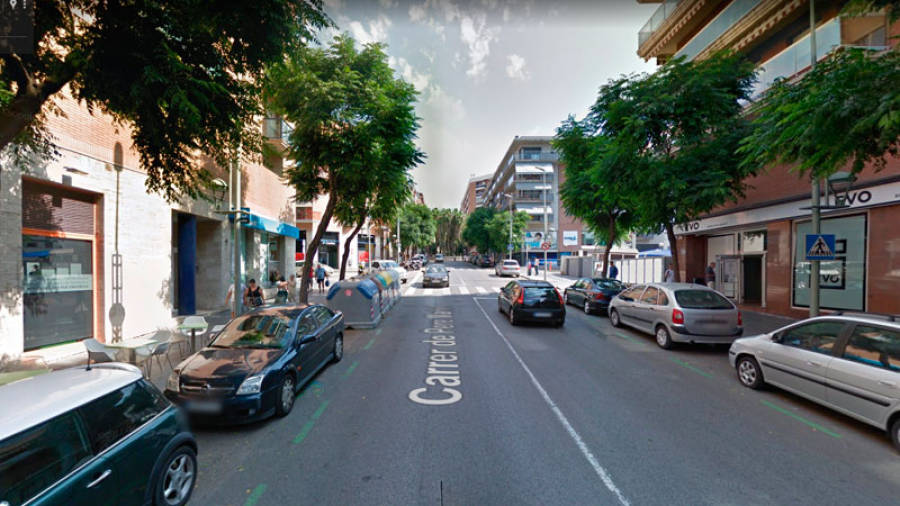 Para llegar a su objetivo escaló por un andamio de obra de la calle Pere Martell hasta llegar a la ventana. Foto: Google Maps