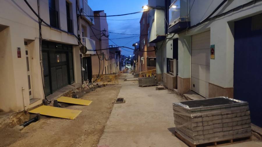 La calle Jesús de Calafell en obras para su peatonalización.