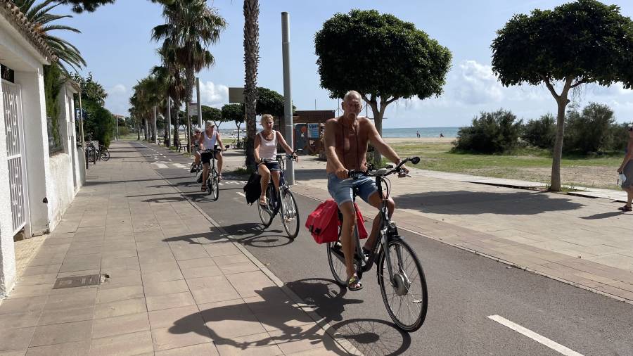 Turistas en el carril bici de Cambrils. Los fondos subvencionarán proyectos sostenibles y propuestas que desestacionalicen. FOTO: ALBA MARINÉ