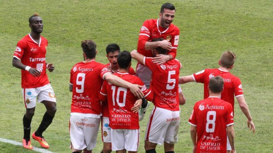 Manolo salta de alegría para celebrar junto con sus compañeros la última victoria en casa, el 3-1 ante el Valencia Mestalla. Foto: Lluís Milián