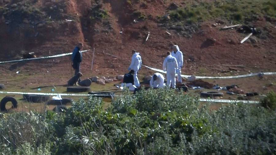 Captura de vídeo de agentes de la Policía científica que investigan en el lugar donde ha sido hallado este domingo en Ulldecona.