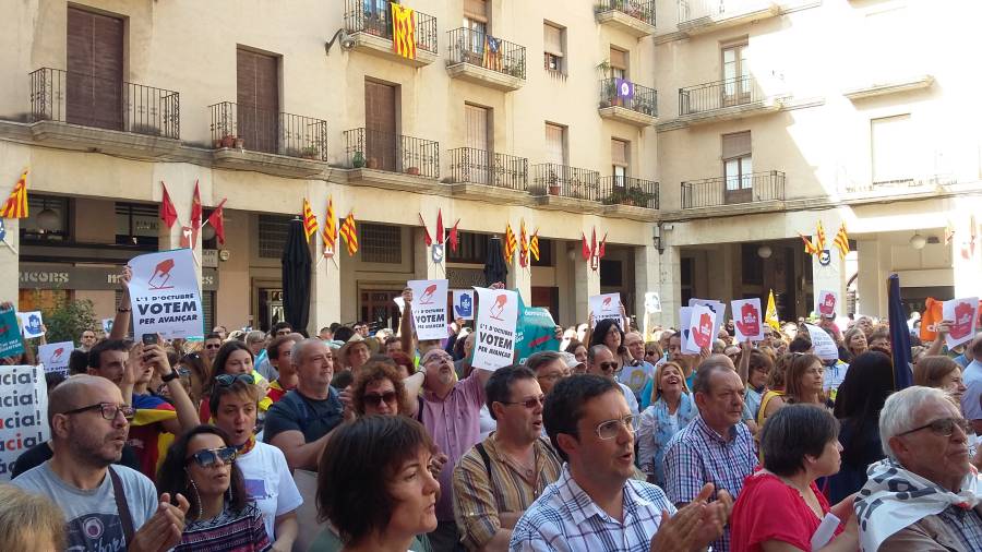 Els partidaris del 'Sí' han omplert la plaça de l'Ajuntament. Foto. A.Caralt
