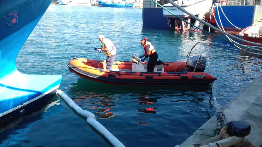 Maniobres amb barca durant el simulacre FOTO: Bombers