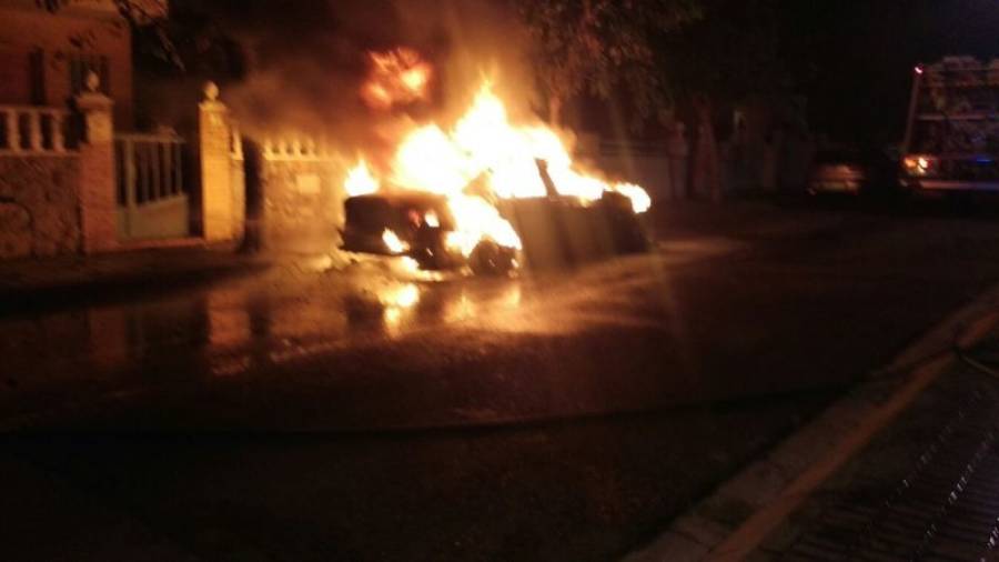El coche quedó completamente inservible tras arder durante unos minutos a la altura del número 3 la calle Tirant Lo Blanc de Vila-seca. Foto: DT