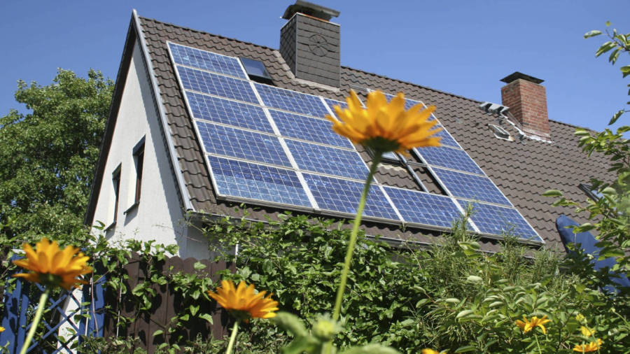 El tejado  de las casas unifamiliares suele ser el lugar donde  se instalan las placas solares.FOTO: DT