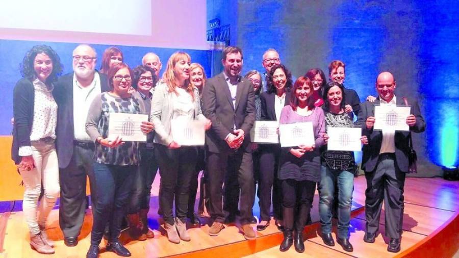 Representantes de las seis ABS de la Xarxa, en el momento de recoger las acreditaciones de manos del conseller de Salut, Antoni Comín. Foto: CEDIDA