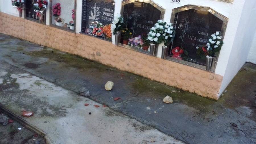 Algunas de las piedras arrojadas en el cementerio. Foto: DT