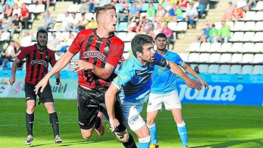 Edgar Hernández intenta un remate de cabeza durante el partido ante el Lleida. Foto: Alfredo González