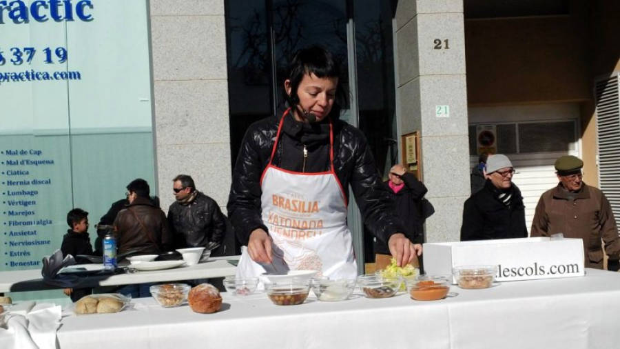 La cuinera Fina Puigdevall, ambaixadora de la Ruta del Xató i propietària del restaurant Les Cols d'Olot, amb dues estrelles Michelin, durant el show cooking. Foto: Aj. Vendrell