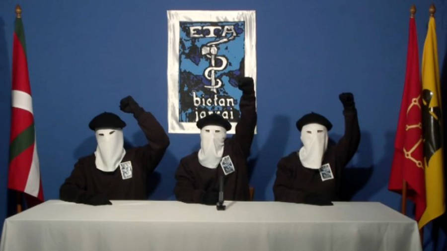 Membres de la banda terrorista ETA, el 20 d'octubre del 2011, en l'anunci del cessament definitiu de la lluita armada, un pas històric cap a la pau a Euskadi. Foto: ACN
