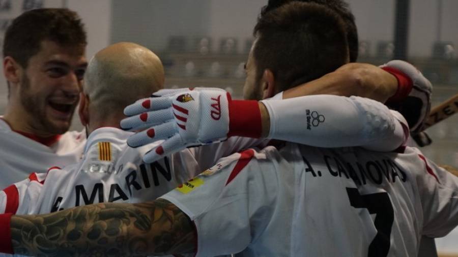 Los jugadores del Reus Deportiu La Fira se abrazan para festejar uno de los tantos conseguidos frente al Alcoy. Foto: Reus Deportiu