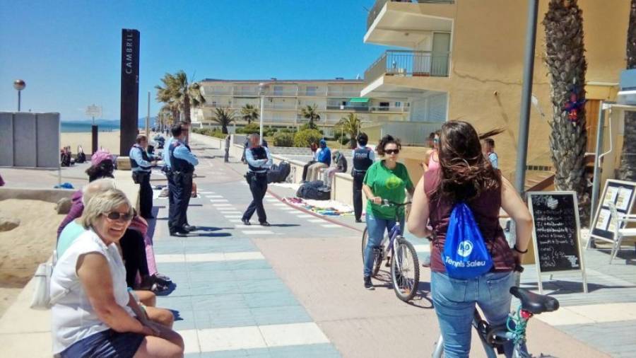 Varios ciclistas se dan la vuelta ante la presencia de los Mossos d´Esquadra en la zona del Cap Sant Pere. Foto: I.A
