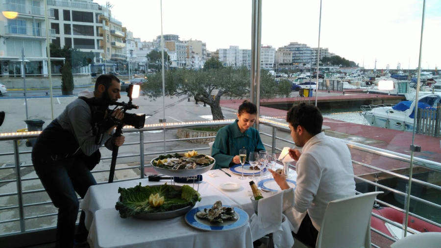 Els comunicadors, durant la degustaciÃ³ de les ostres en un restaurant de lâ€™Ampolla. FOTO: AJUNTAMENT DE Lâ€™AMPOLLA