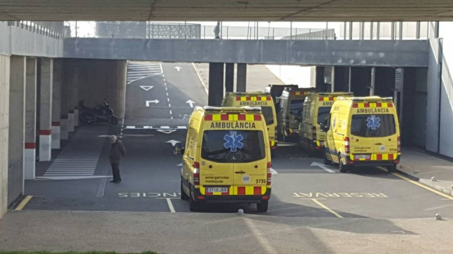 Imagen de varias ambulancias a las puertas de Urgencias del hospital de Reus, este lunes por la mañana. Foto: Alba Mariné
