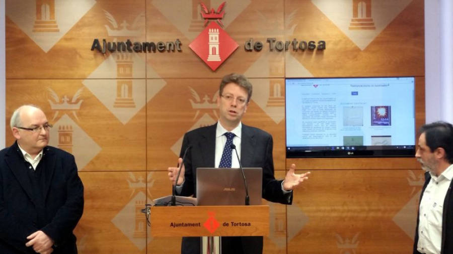 L'alcalde de Tortosa, Ferran Bel, presentant el nou arxiu digital de documentació històrica de la ciutat. Foto: ACN