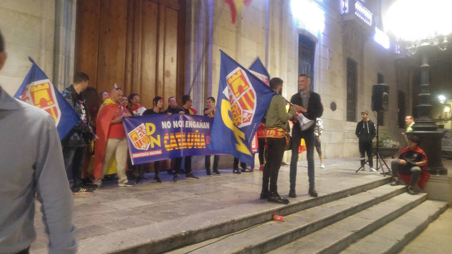 Miembros de Democr&agrave;cia Nacional delante de la puerta del Ayuntamiento de Tarragona