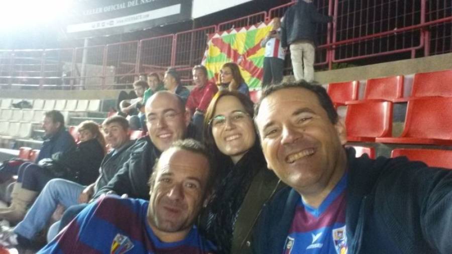 José Luis Calvo junto a su hermano y su prima en uno de sus visitas al Nou Estadi para ver al Huesca. Foto: j.l.c