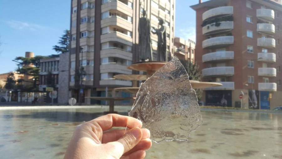 Imatge d'una placa de gel a la font de la plaça Joan Rebull de Reus. Foto: A. Mariné