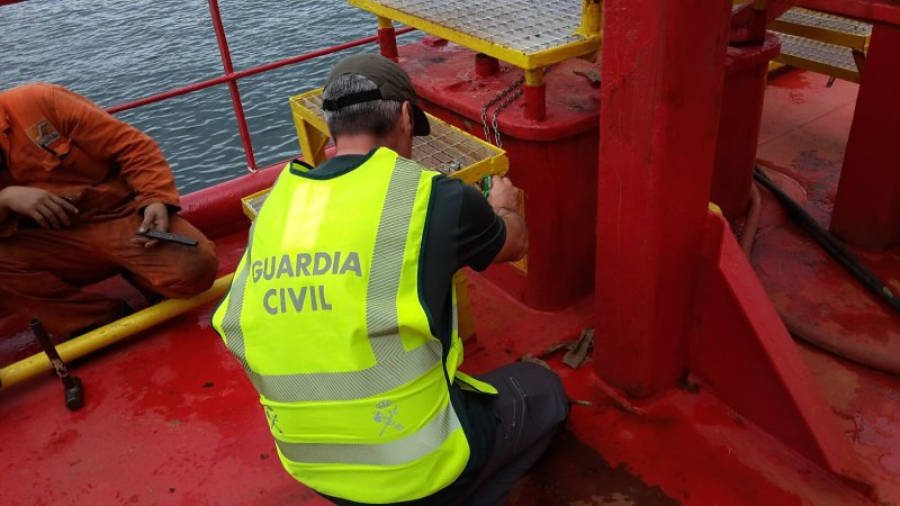 Un agent de la Guàrdia Civil inspeccionant el vaixell al Port de Tarragona. FOTO: ACN