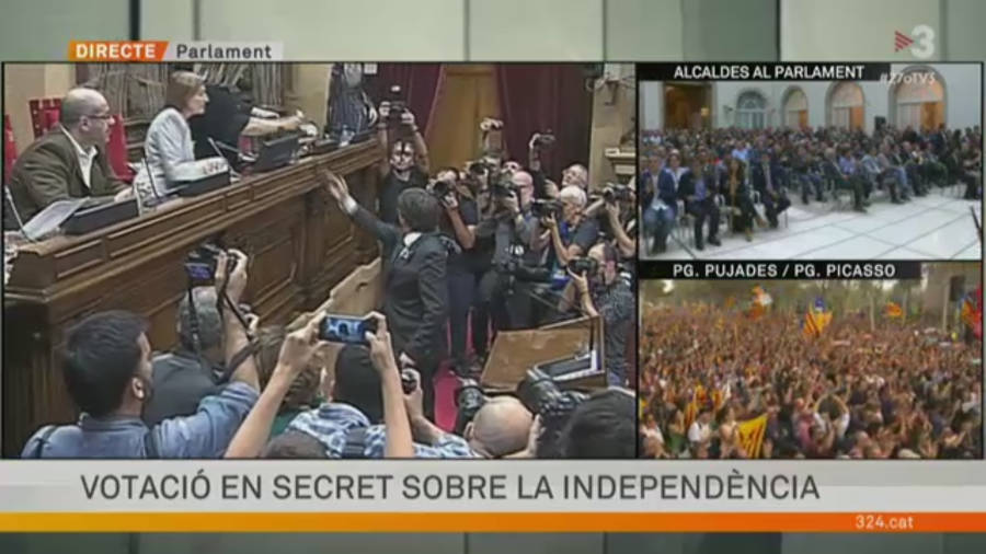 Carles Puigdemont en el momento de votar