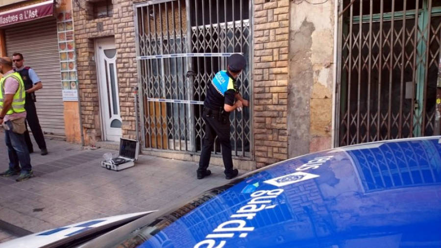 Un agent de la Guàrdia Urbana de Reus precintant un local d'una associació cannàbica de la ciutat. Foto: ACN