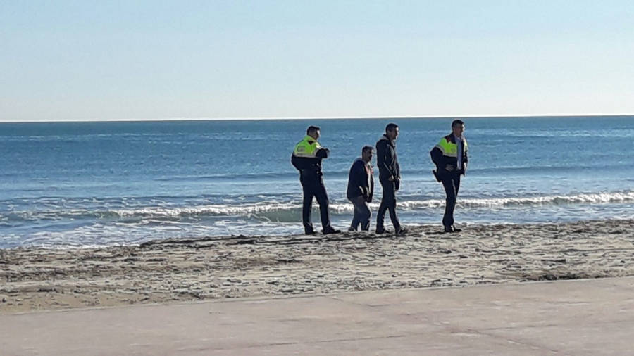 Los Mossos d´Esquadra también fueron alertados en la mañana del día 24 de diciembre por la presencia de huesos en la playa de La Pineda. FOTO: DT
