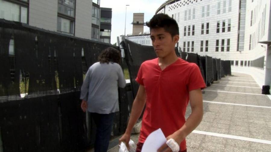 L´acusat, G.A.C., de 21 anys, sortint en llibertat amb càrrecs després de declarar als jutjats de Lleida, el passat 28 de setembre. Foto: ACN