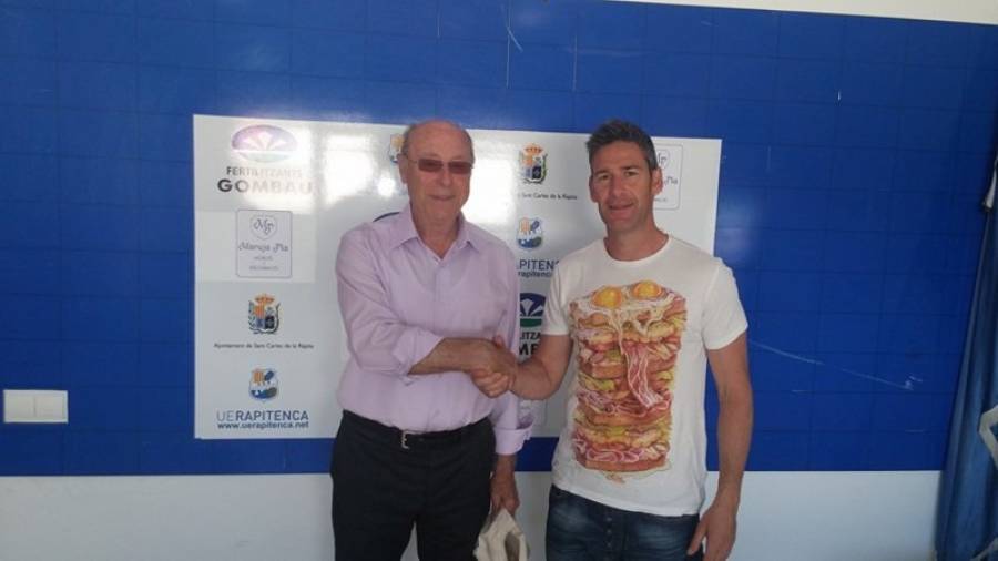 En la imagen Nando Crespo, entrenador de la Rapitenca, junto al presidente del club. Foto: Cedida