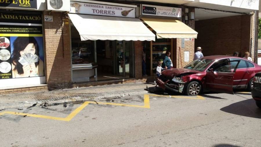 El vehículo acabó empotrado en la puerta de una carnicería en la calle Antoni Roig. Foto: DT
