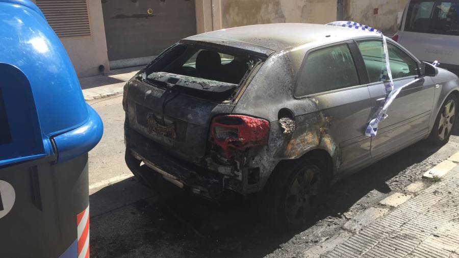 El coche afectado por el incendio de la calle Roman&iacute; de El Vendrell. FOTO: JMB
