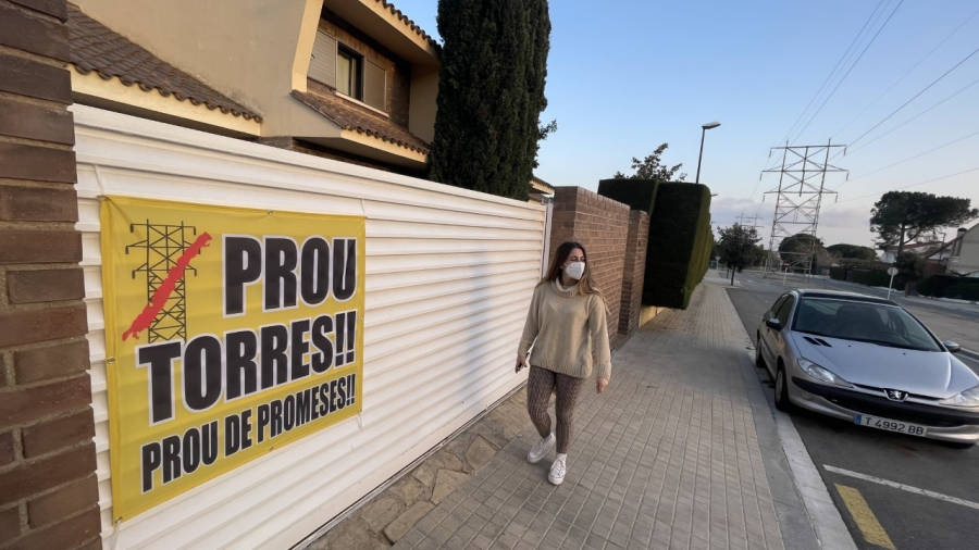 Una de las pancartas en la urbanización de El Pinar. FOTO: ALBA MARINÉ